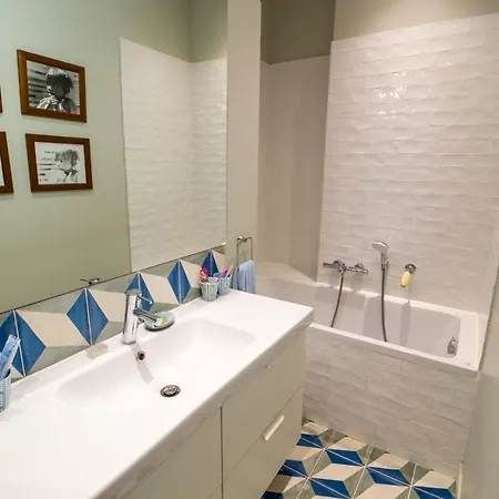 Charming 30's Town House With Swimming Pool Close To Central Casa de Férias